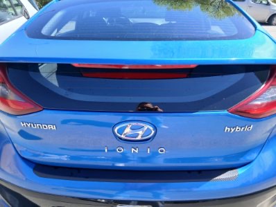Oznaczenie Hyundai Ioniq hybrid na klapie bagażnika