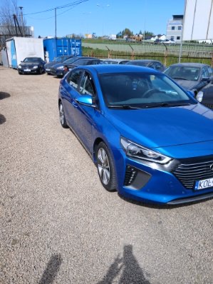 Blue Taxi Olkusz — niebieski Hyundai Ioniq Hybrid od przodu